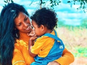 Gaia da 12 anni in Kenya: “Ero sposata con un Masai, mia figlia è cresciuta nella savana: una vita diversa è possibile”