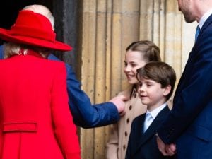 Re Carlo rompe le regole del protocollo a Pasqua: il dolce gesto per il nipote Louis