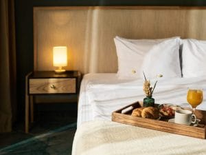 Per risparmiare durante un viaggio all’estero bisogna prenotare un hotel vicino all’aeroporto