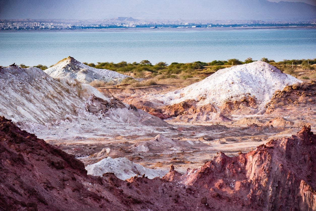 L'isola più bella del mondo si trova nello Stretto di Hormuz: ha spiagge rosse e una valle arcobaleno