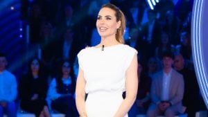 Ilary Blasi "va in bianco" al Grande Fratello Vip: chi ha firmato il look total white della puntata 6