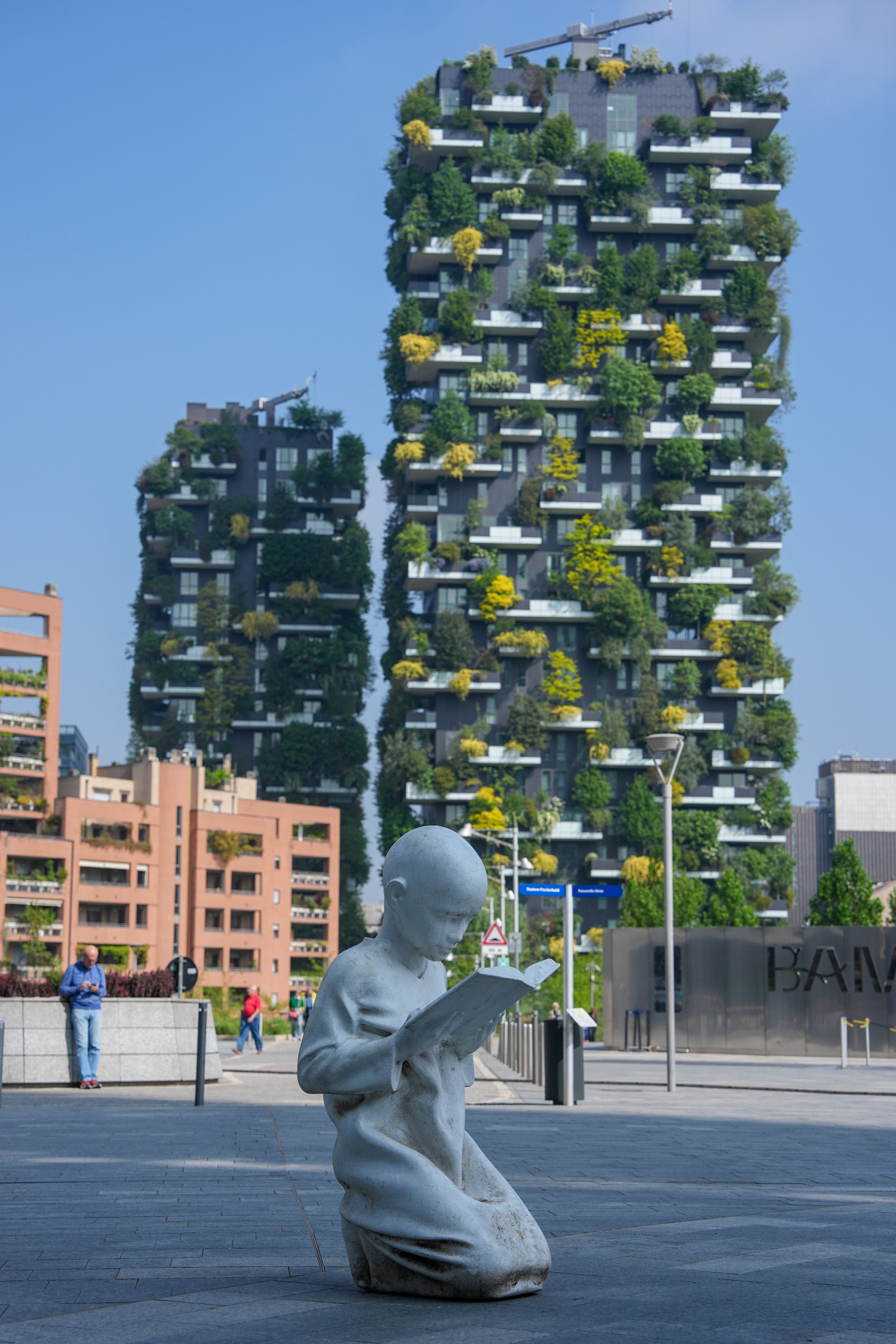 "Blooming imperfections" in Piazza Gae Aulenti