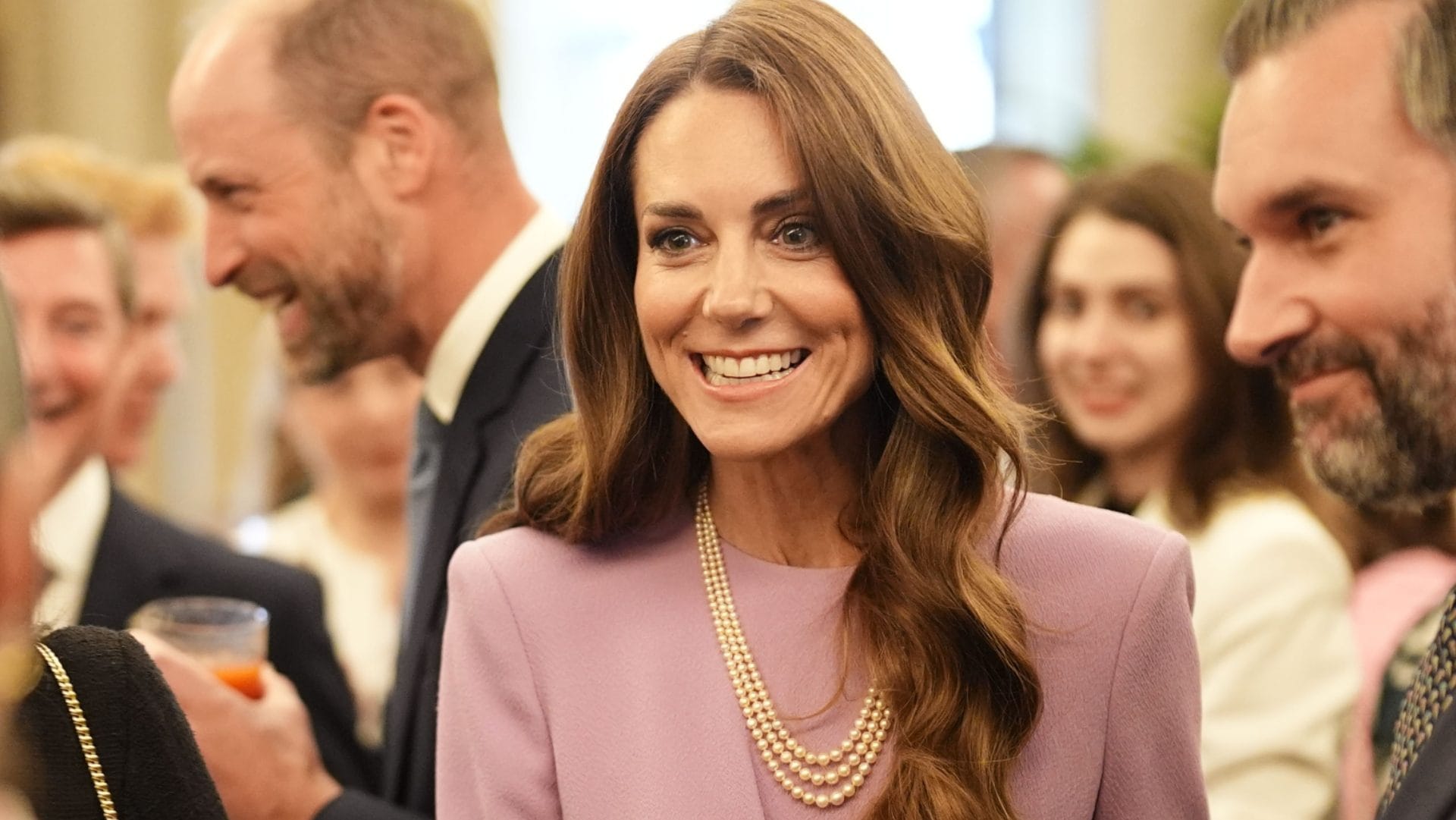 Kate Middleton celebra i 100 anni della regina Elisabetta II con l'iconica collana di perle