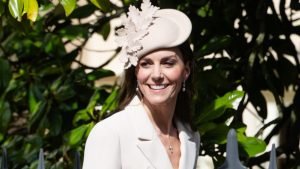 Chi ha firmato il tailleur color crema che Kate Middleton ha indossato alla messa di Pasqua 2026