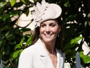 Chi ha firmato il tailleur color crema che Kate Middleton ha indossato alla messa di Pasqua 2026