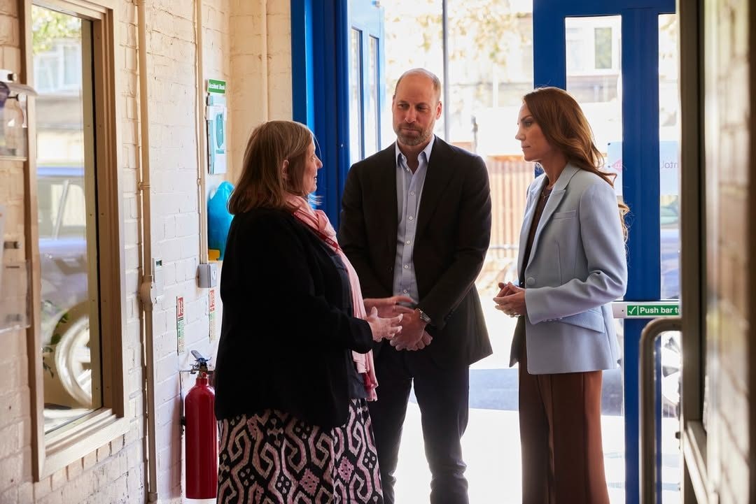 Kate Middleton con giacca Erdem, top ME+EM, pantaloni Edeline Lee, pump Ralph Lauren