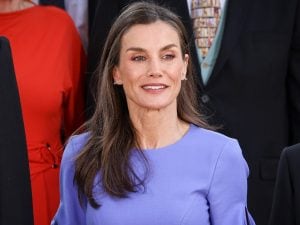 Letizia di Spagna in blu vibrante è regina di primavera: il look nasconde un omaggio alla figlia Leonor