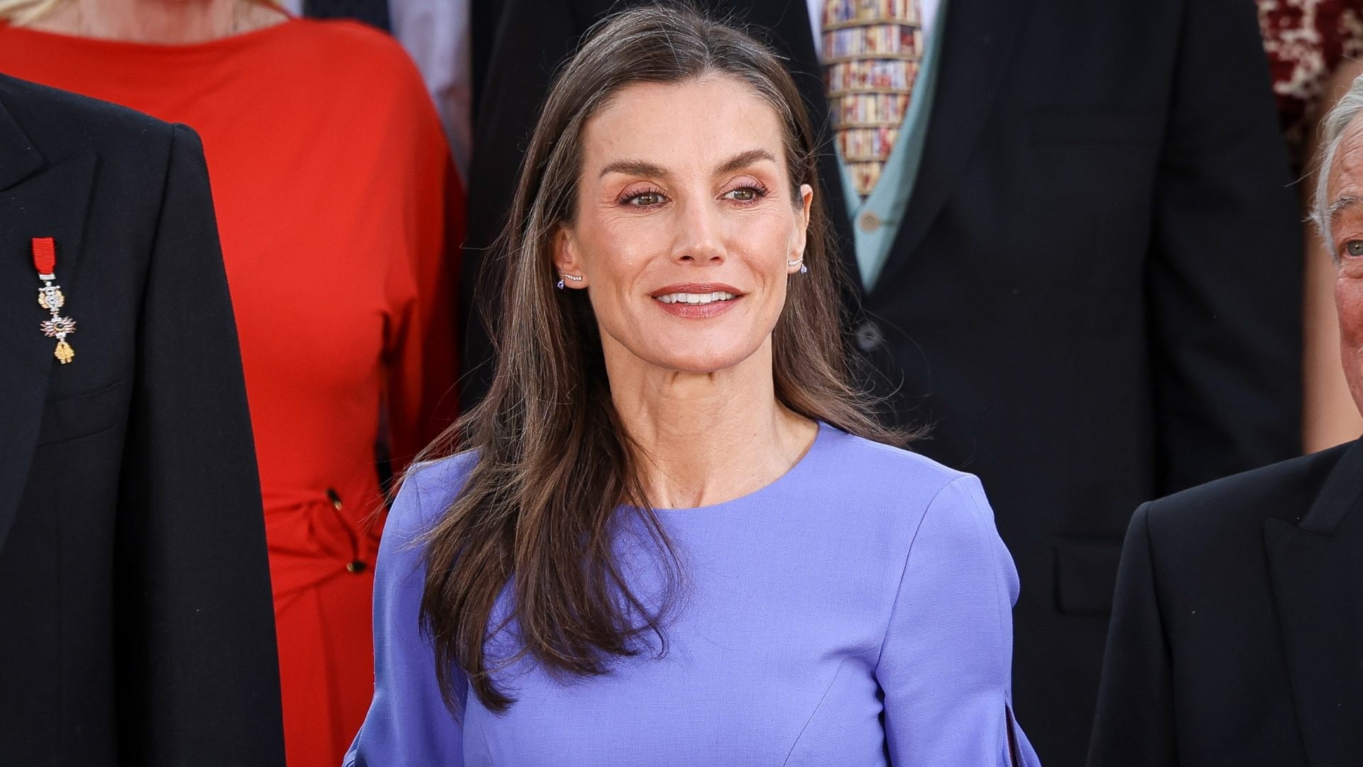 Letizia di Spagna in blu vibrante è regina di primavera: il look nasconde un omaggio alla figlia Leonor