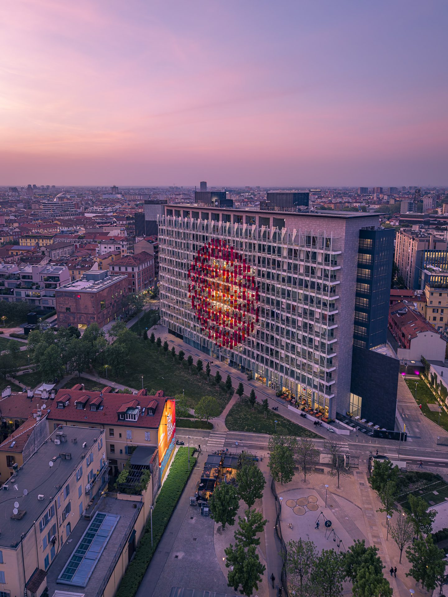 "Light our Fire" sulla facciata di De Castilla 23
