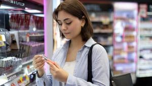 Lipstick effect, la guerra spinge le vendite di prodotti beauty usati come distrazione e conforto antistress