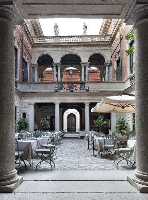 Il cortile di Palazzo Bagatti Valsecchi dove si trova il ristorante Il Salumaio di Montenapoleone