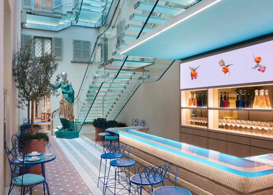 Il bar con scala di vetro nell’atrio del flagship store milanese di Tiffany&Co.