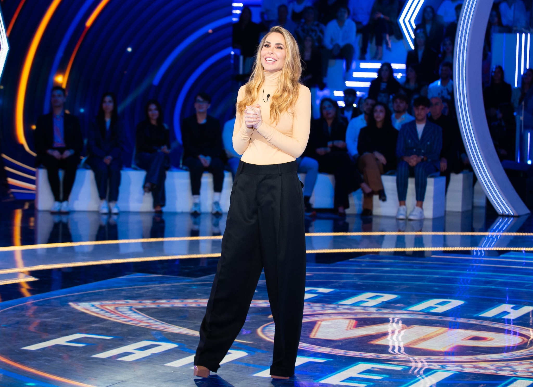 Ilary Blasi indossa body Annalisa Ambrosio Atelier, pantaloni DSQUARED2, scarpe Le Silla. Foto Ufficio stampa Endemol Shine Italy e Mediaset
