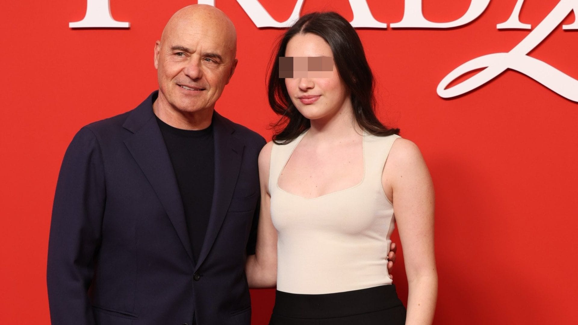 Emma, la figlia di Luca Zingaretti e Luisa Ranieri sul red carpet con papà: look minimal con body nude