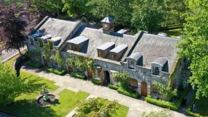 Lyons, il villaggio medievale irlandese in vendita: costa 20 milioni di euro