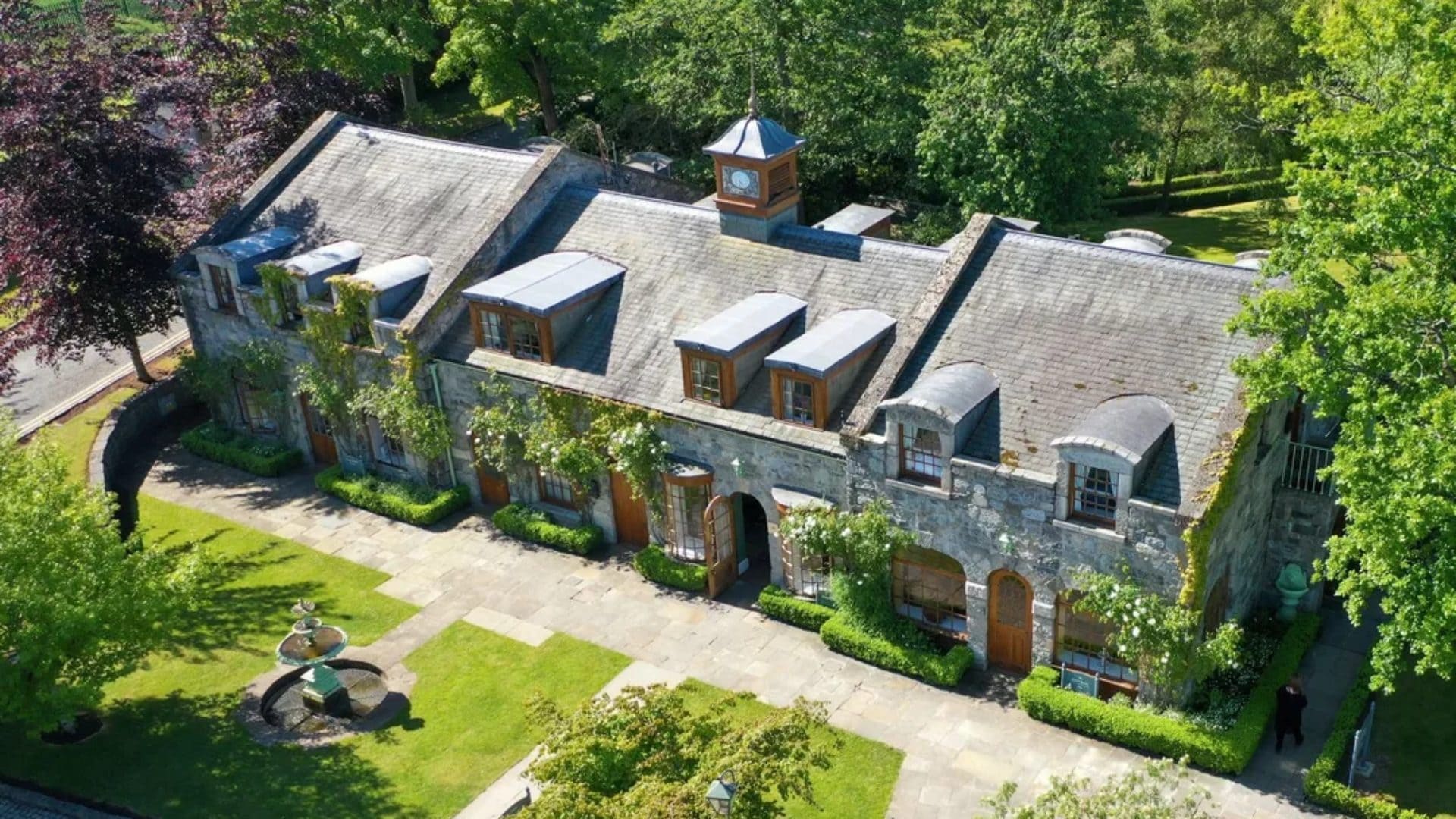 Lyons, il villaggio medievale irlandese in vendita: costa 20 milioni di euro