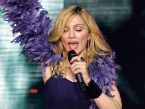 Madonna a sorpresa sul palco del Coachella: si esibisce in lingerie come al Festival di 20 anni fa