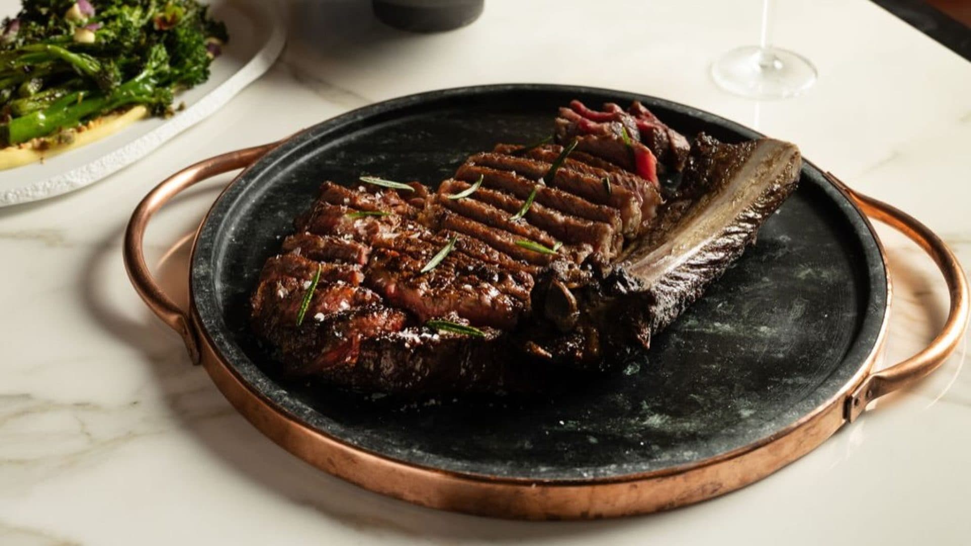 Il maialino arrosto da quasi 500 euro: per lo chef José Andrés la carne è un investimento sensoriale