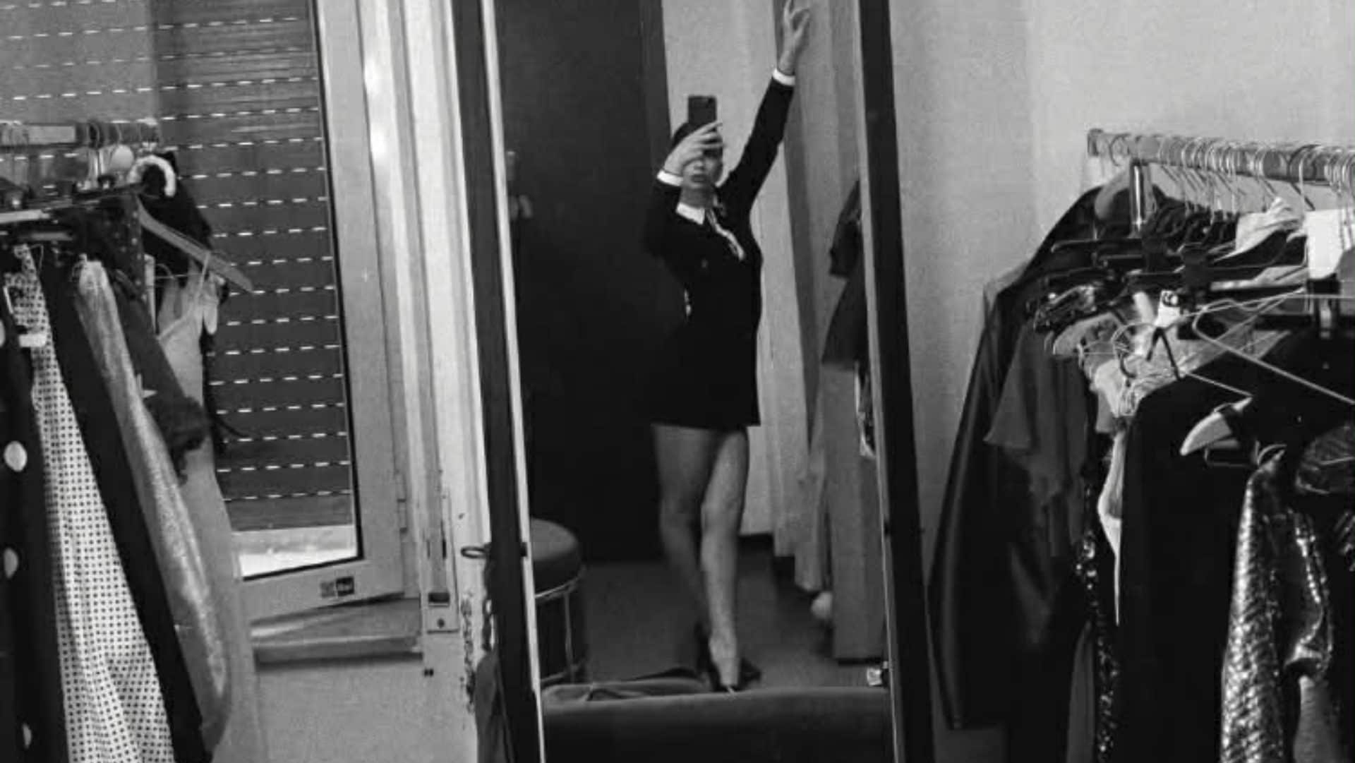 Nel camerino di Martina Miliddi: si prepara ad Affari Tuoi tra decine di vestiti e un grande specchio