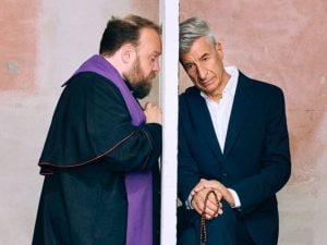 Maurizio Cattelan ascolta i peccati al telefono e dà l’assoluzione, Nicolas Ballario: “Critica al sistema dall’interno”