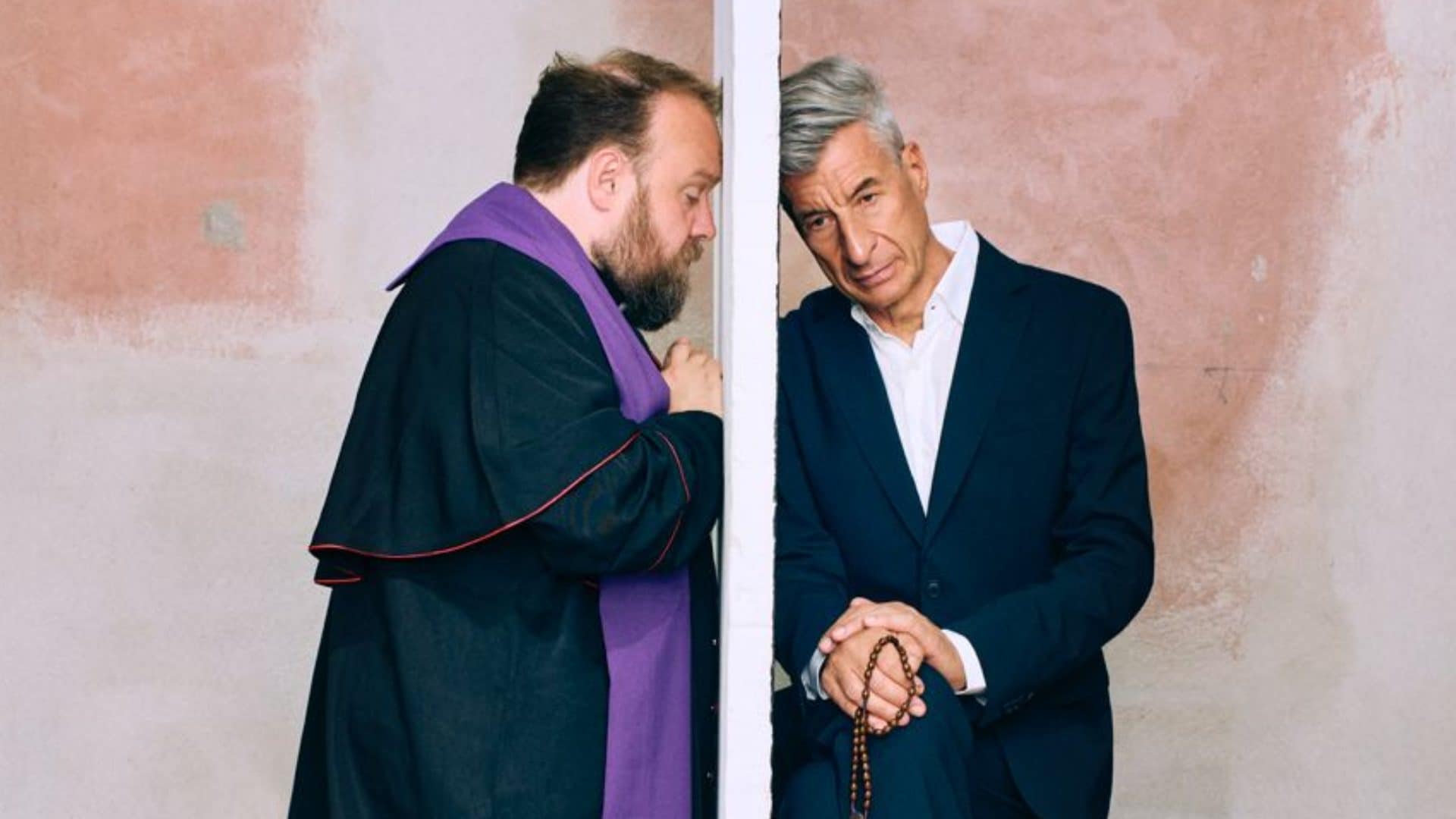 Maurizio Cattelan ascolta i peccati al telefono e dà l'assoluzione, Nicolas Ballario: "Critica al sistema dall'interno"