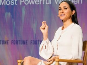 Uno spray per creare un effetto collant sulle gambe: il trucco beauty amato da Meghan Markle