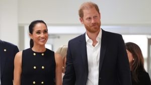 Meghan Markle, parte il viaggio in Australia con Harry: il primo look nasconde un omaggio a Lady Diana