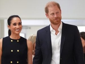 Meghan Markle, parte il viaggio in Australia con Harry: il primo look nasconde un omaggio a Lady Diana