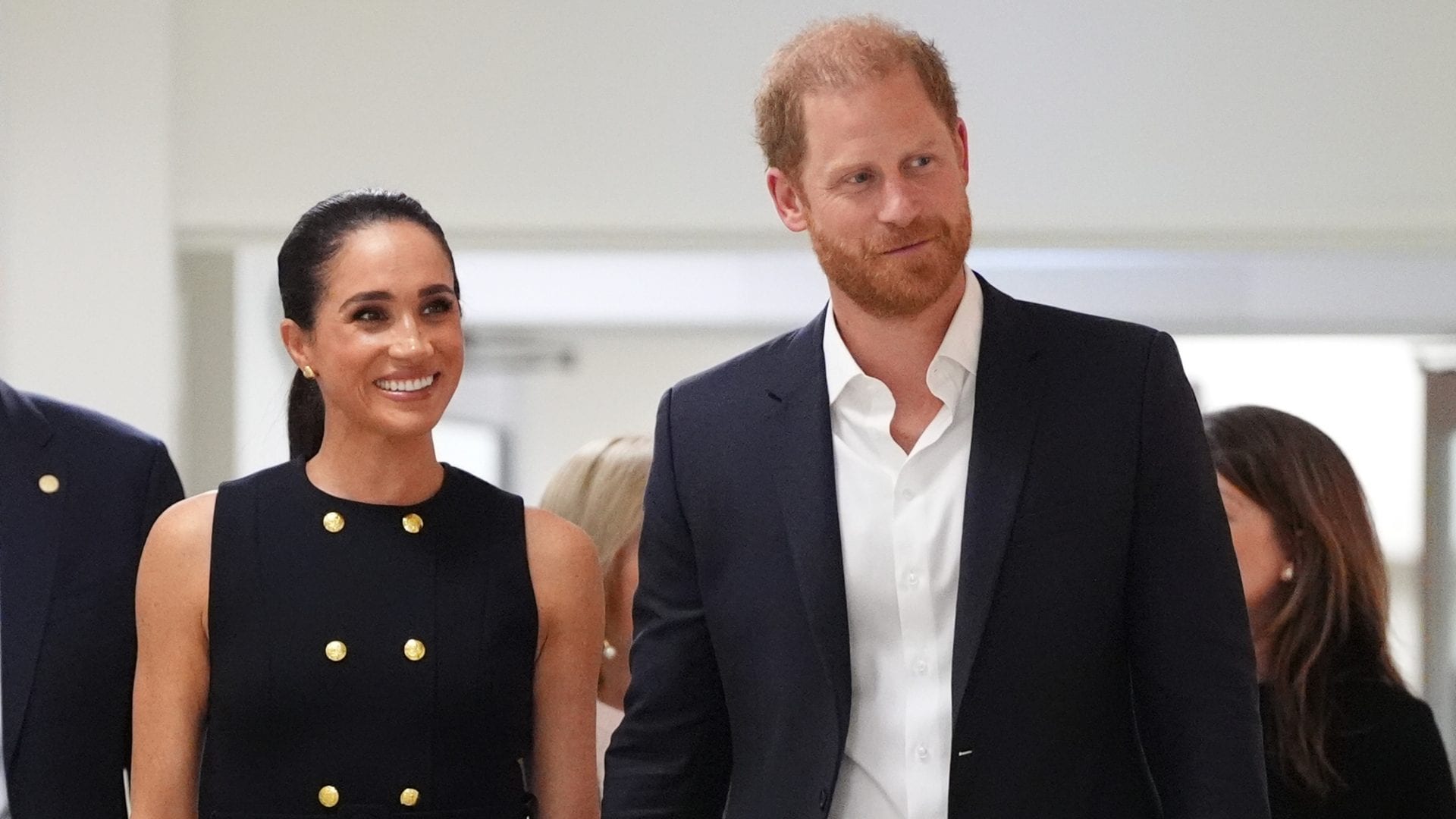 Meghan Markle, parte il viaggio in Australia con Harry: il primo look nasconde un omaggio a Lady Diana
