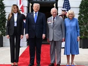 Melania Trump, look da donna di potere: tailleur rigoroso per salutare Carlo e Camilla dopo la visita di Stato