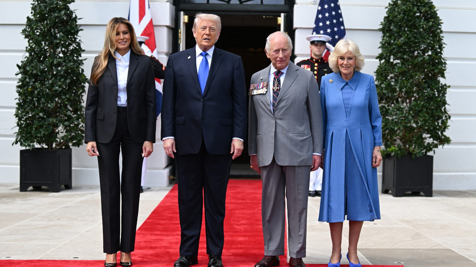 Melania Trump, look da donna di potere: tailleur rigoroso per salutare Carlo e Camilla dopo la visita di Stato