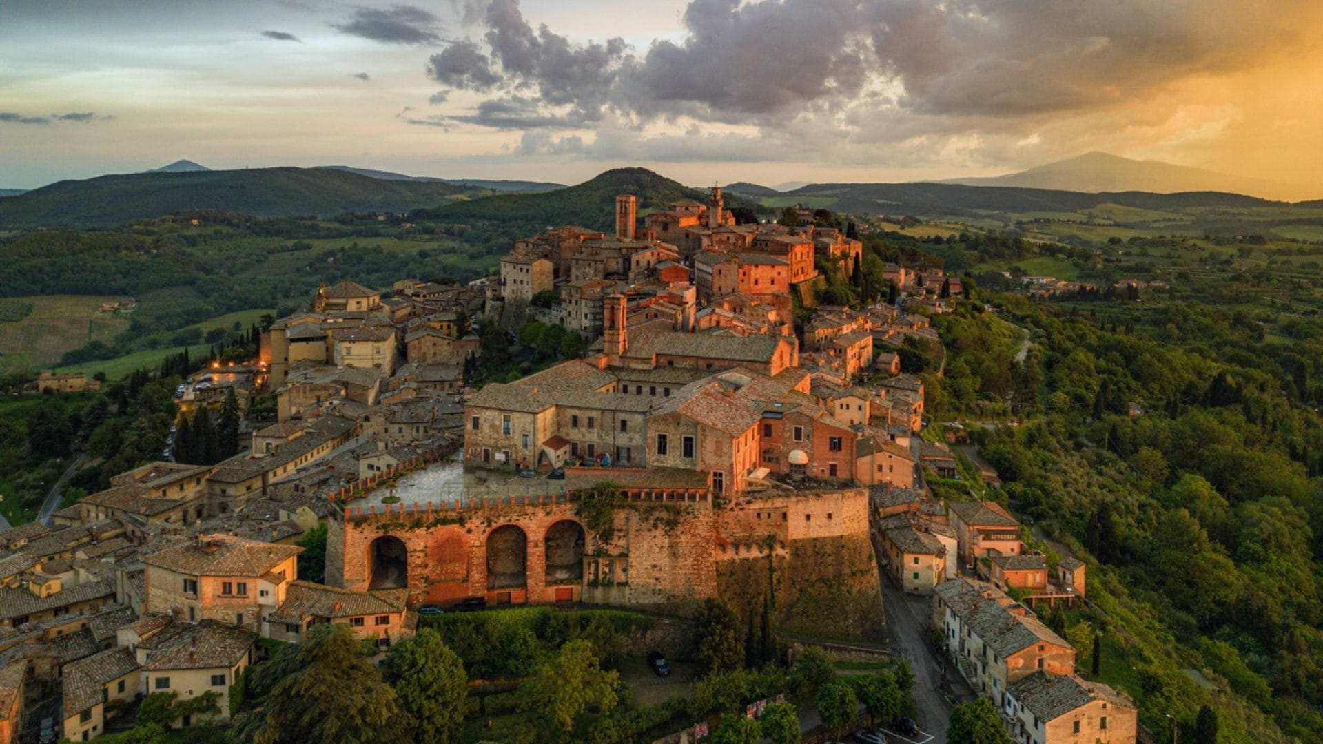 Montepulciano è tra le 10 destinazioni più accoglienti al mondo del 2026: la classifica di Booking.com