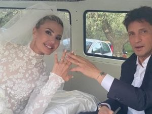 Il matrimonio di Nathaly Caldonazzo e Filippo Maria Bruni: l’abito da sposa ha un maxi fiore sulla schiena