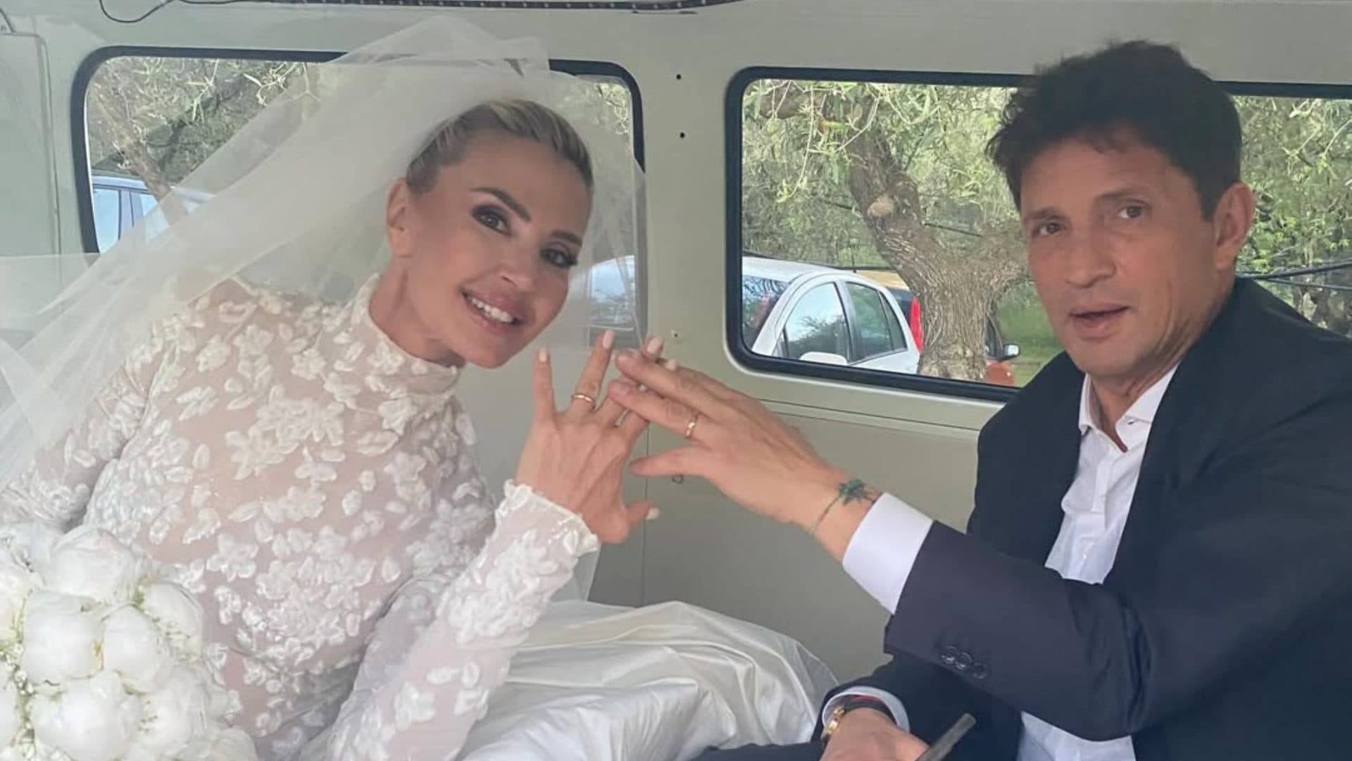 Il matrimonio di Nathaly Caldonazzo e Filippo Maria Bruni: l'abito da sposa ha un maxi fiore sulla schiena