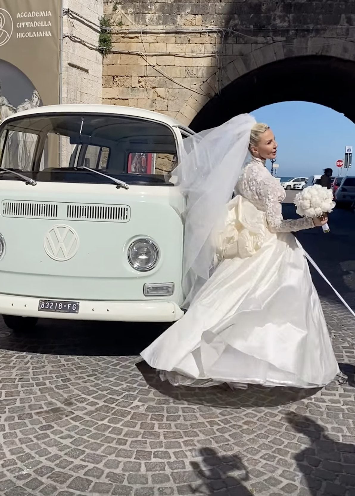 Il dettaglio floreale dell’abito, Foto Instagram @dreamcarbarletta