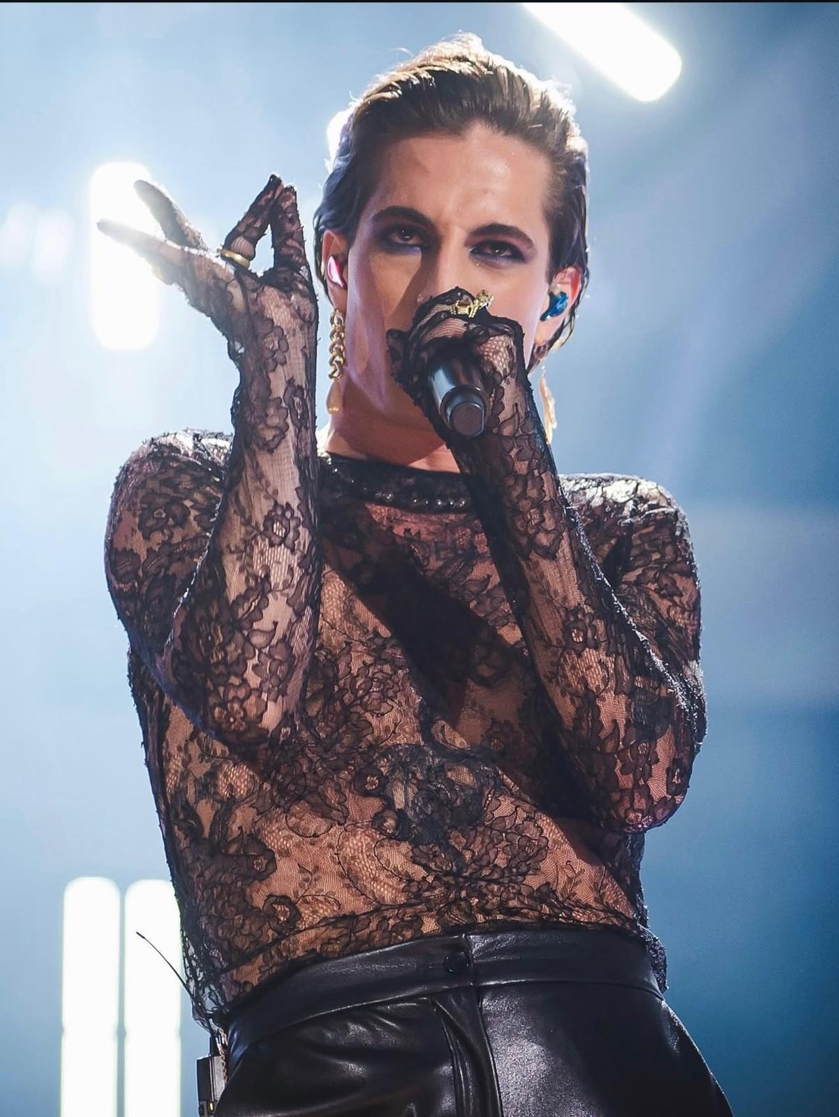 Un look della mostra: Damiano David in Christian Boaro al Polsat Festival 2021, look curato dallo stylist Nick Cerioni