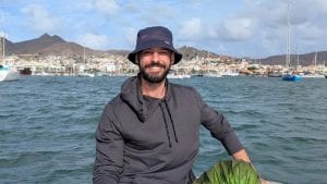 Omar Nok fa il giro del mondo senza aereo: "Bici, barche, pure un camion di polli"