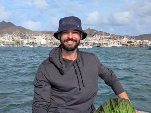 Omar Nok fa il giro del mondo senza aereo: “Da ottobre ho preso solo bici, barche, pure un camion di polli”