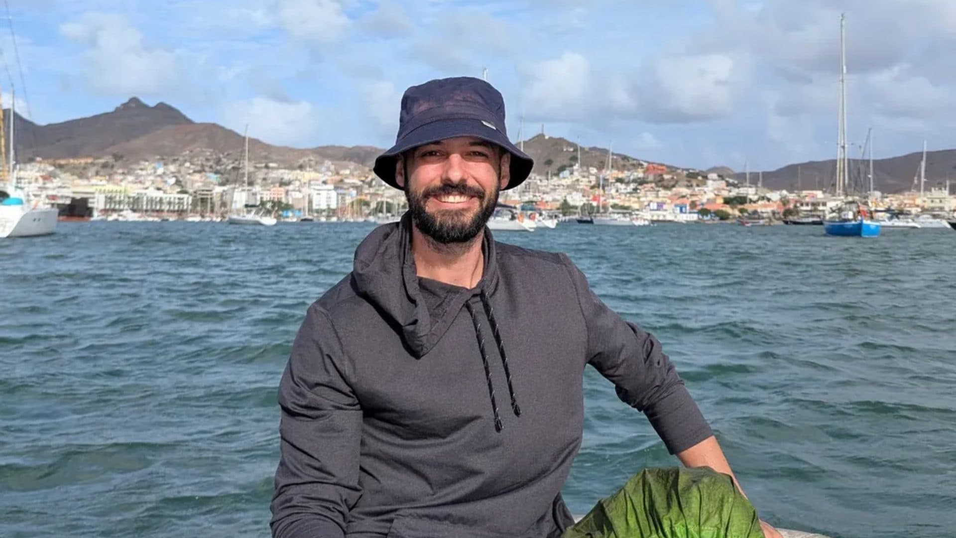 Omar Nok fa il giro del mondo senza aereo: "Da ottobre ho preso solo bici, barche, pure un camion di polli"