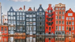 Perché i palazzi di Amsterdam hanno le scale interne strette e ripide