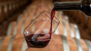 Perché il vino andrebbe bevuto sempre in compagnia (e mescolato con l'acqua)