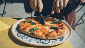 Pizza Tokyo Style, spopola la versione giapponese con cornicione bruciato