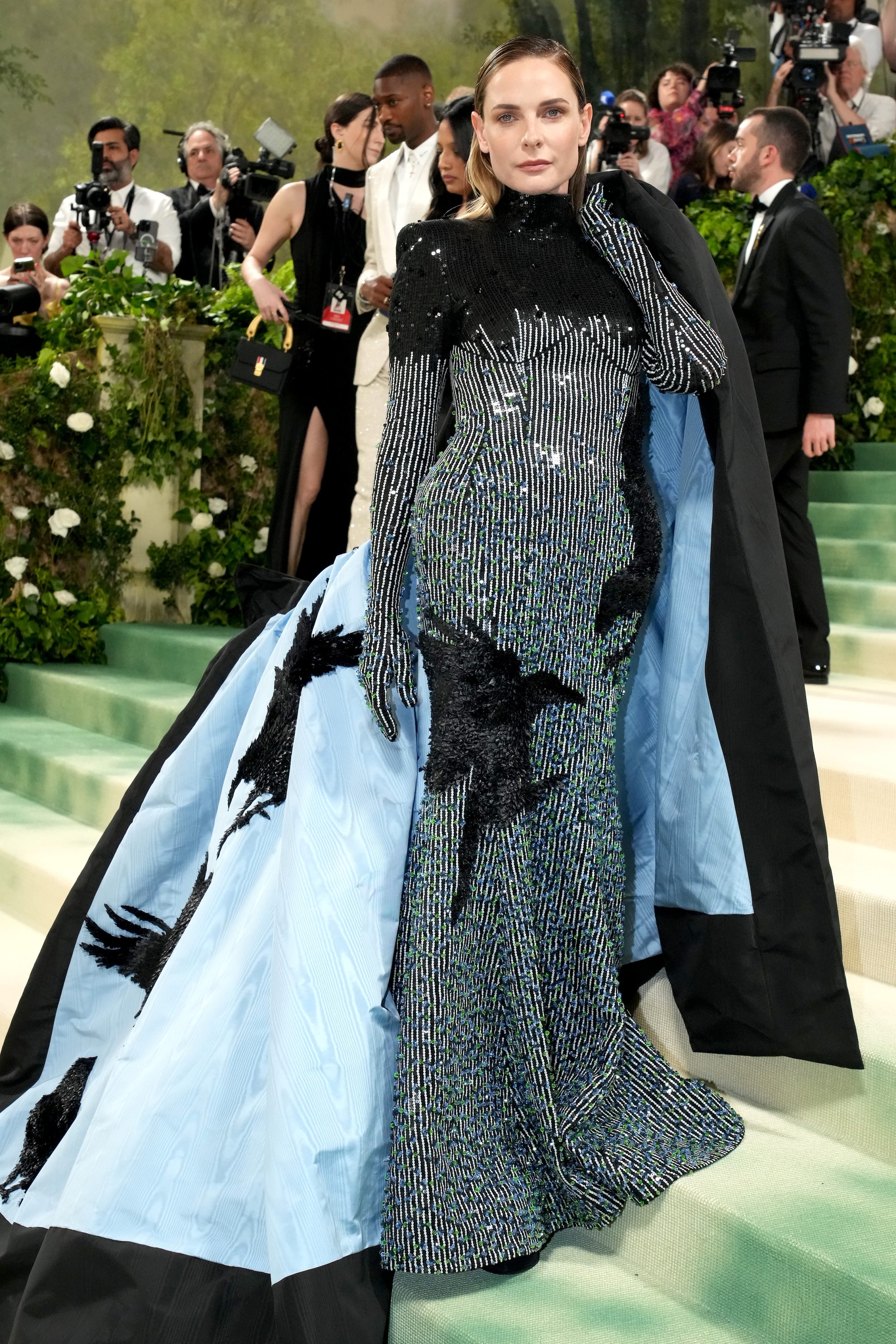 Un look della mostra: Rebecca Ferguson al Met Gala con una creazione di Thom Browne