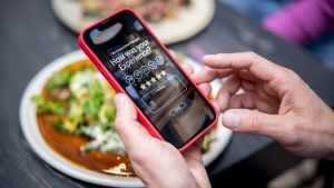 Recensioni dei ristoranti, nuove regole in Italia: previsto un termine per pubblicarle e serve lo scontrino