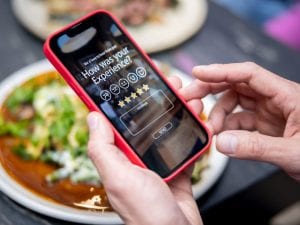 Recensioni dei ristoranti, nuove regole in Italia: previsto un termine per pubblicarle e serve lo scontrino