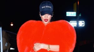 La pelliccia a cuore indossata da Rihanna venduta per 18 mila euro