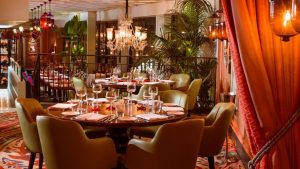 Il ristorante indiano più antico del mondo è a rischio chiusura: i clienti chiedono al re di salvarlo