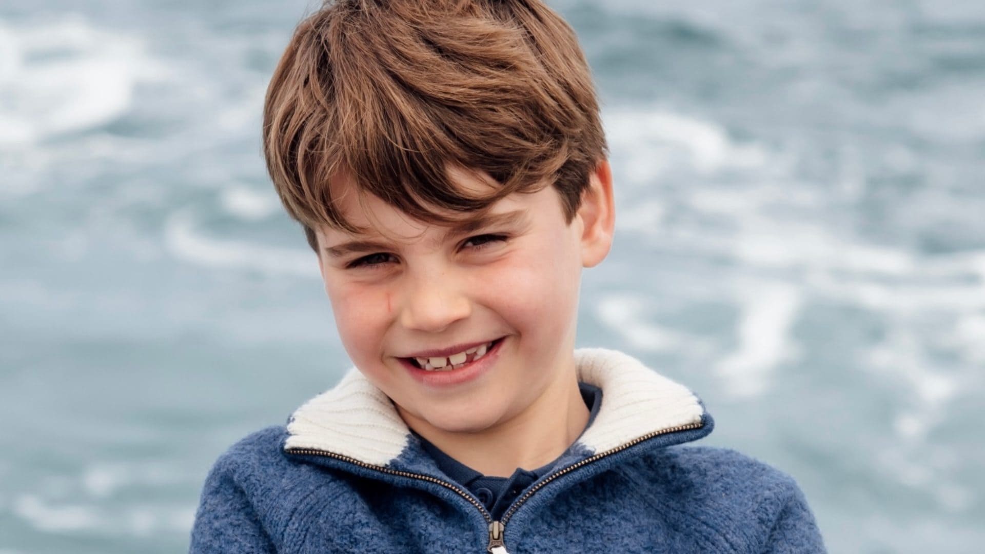 Il principe Louis compie 8 anni: nel nuovo ritratto di compleanno indossa il maglione low-cost