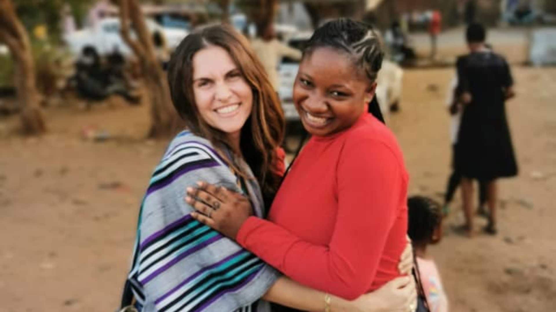 Roberta lascia il lavoro e cambia vita in Africa: "Aiuto le donne, se una si realizza anche le altre capiscono di poterlo fare"