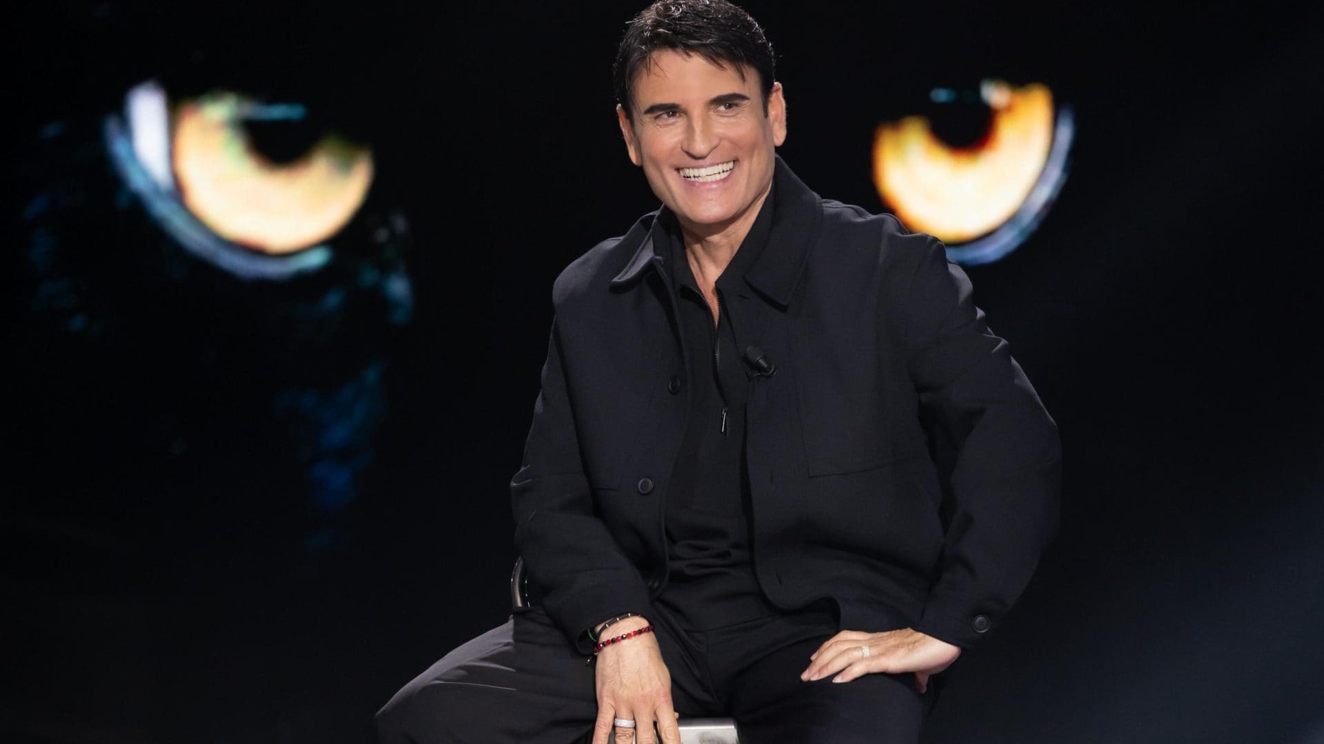 Sal Da Vinci a Belve con gli anelli simbolo di "Per sempre sì": sono i gioielli in diamanti di Sanremo